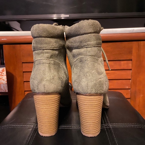 shoes - Picture 2 of 3